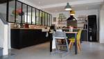 Verrière alu thermolaqué noir délimitation grande cuisine de couloir central et accès aux pièces de vie