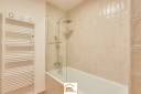 colombes-92700_salle-de-bain-optimisee_04-baignoire-avec-paroi-et-seche-serviettes