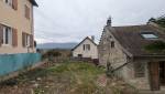 Maison en pierre avant la création d'une extension merderne sur le terrain sur-élevé