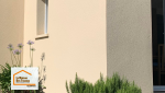 Détail des finitions d’un ravalement de façade à Quimper : enduit lisse, teinte homogène et traitement durable des murs extérieurs.