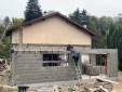 Travaux de Maçonnerie pour une réaliser une extension sur 2 niveaux, maison à Fontaines Saint Martin (69270) : élévation en cours avec chainage 