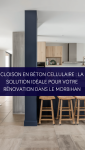 Cloison en béton cellulaire en cours de montage dans une maison en rénovation à Arzon.