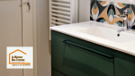 Rénovation de salle de bain à Quimper : pose d’un meuble vasque moderne vert, faïence décorative et finitions soignées. Projet accompagné par La Maison Des Travaux de Quimper.