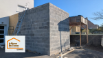 👉 À Plonéis, ce chantier d’extension avance : maçonnerie, charpente et isolation extérieure finalisées, place à l’étanchéité de la toiture.