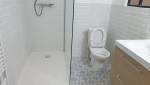 Pose d'un receveur ultra plat sans ressaut en appartement avec sanitaires