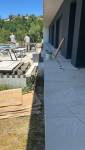 Aménagement de terrasse à Voiron avec pose soignée d’un revêtement extérieur moderne et durable.