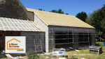Étape intermédiaire d’une construction de garages proche de Quimper : élévation des murs, mise en place de la charpente et préparation de la couverture pour un chantier maîtrisé.