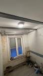 Dépose de l'existant et pose de rails pour la création d'un plafond suspendu 