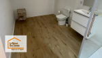 Plus d’espace, plus de lumière, plus de confort : cette salle de bain rénovée invite à la détente tout en restant ultra fonctionnelle.