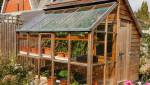 Abri de jardin en cèdre moitié réserve, moitié serre