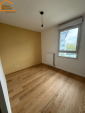  Mur d'accent jaune moutarde et parquet en chêne - Rénovation chambre Paris 19