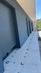 Création d’un cheminement extérieur et d’une terrasse contemporaine pour valoriser les abords d’une maison dans le Pays Voironnais.