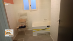 Ancienne salle de bain avec baignoire à remplacer à Seyches : un aménagement peu pratique avant transformation complète de l’espace.