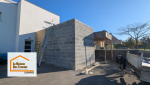 👉 Extension de maison à Plonéis : maçonnerie, charpente et ITE terminées. Le chantier avance avec l’étanchéité de la toiture en cours.