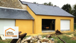 Construction de deux garages et d’un atelier proche de Quimper : façade finalisée, portes installées et finition soignée pour un résultat durable et parfaitement intégré à l’habitation.