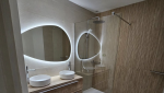 Rénovation complète de salle de bain avec faux plafond rétro éclaire, receveur de douche sans ressaut XXL et miroirs  rétro éclairés