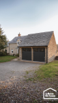 Double garage indépendant sur terrain résidentiel