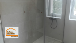 Un espace dépassé, prêt à être transformé en salle de bain moderne et fonctionnelle.