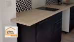 Cuisine fonctionnelle rénovée à Marmande avec plan de travail effet bois, rangements optimisés et électroménager intégré pour un logement locatif attractif.