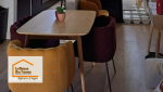 Convivialité et élégance autour de cette table moderne, posée sur un sol PVC résistant et esthétique, idéal pour les pièces de vie.