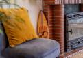 Décoration intérieure de maison avec habillage de cheminée en briques - La Crau 83260