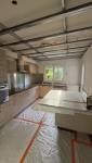 Rénovation de maison près de Vigneux-de-Bretagne : isolation sous toiture, VMC, PAC air/air et peinture pour un meilleur confort cuisine en travaux