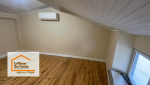 Nouvelle chambre sous les combles avec climatisation, sol rénové et lambris conservé pour un confort moderne et un cachet authentique.