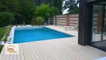Terrasse en bois exotique et aménagement de piscine à Aubiac dans le Lot-et-Garonne : un espace extérieur rénové et sécurisé avec volet de piscine pour profiter pleinement du jardin.