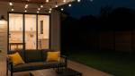 terrasse extérieure éclairée avec guirlandes lumineuses pour un usage confortable en soirée