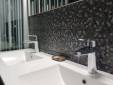 salle de bain fonctionnelle et élégante dans un appartement à Poissy