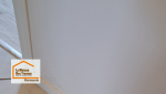 Même un petit dégât des eaux peut laisser des traces visibles : ici, le mur a été assaini, repeint et protégé pour un intérieur sain et durable.