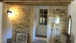 ce joli mur en pierre naturelle donne un cachet fou à la maison
