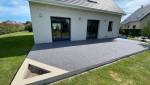 terrasse extérieure en béton désactivé avec finition en gravillons durable et facile à entretenir