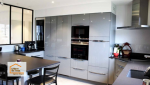 Cuisine moderne entièrement rénovée à Aubiac près d’Agen : aménagement contemporain, nouveaux équipements et optimisation de l’espace dans le cadre d’une rénovation complète accompagnée par Sandrine Férin.
