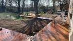 Création d’une terrasse bois avec cheminement extérieur à La Côte-Saint-André : aménagement structurant pour transformer le jardin en pièce de vie dans le Pays Voironnais