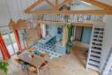 Rénovation d'une grande villa avec transformation de l'espace de vie, Les Chères (69380) : vue en hauteur sur l'espace cuisine, séjour et mezzanine