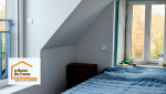 Aménagement de combles dans une maison près de Quimper : création d’une chambre lumineuse sous rampant avec nouvelle fenêtre et isolation performante.