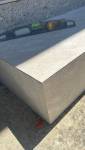 Finitions de carrelage extérieur sur marche et terrasse pour un rendu haut de gamme à Voiron.
