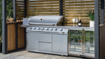 Très belle cuisine extérieure, avec barbecue plancha intégrée