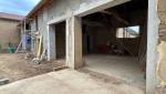 Ouverture de murs porteurs dans la grange pour créer de nouvelles circulations dans ce projet de rénovation à Voiron