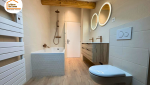 faïence salle de bains texturée, parquet salle de bain, baignoire moderne salle de bain, rénovation intérieure Nantua, salle de bain sous pente