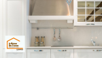Rénovation de cuisine à Pont-l’Abbé : meubles blancs au style rustique moderne, crédence claire et hotte design pour une cuisine lumineuse et élégante.