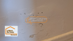 Quand la peinture s’écaille, c’est souvent l’humidité qui se cache derrière. À Virazeil, l’origine a été traitée avant d’embellir à nouveau les murs.
