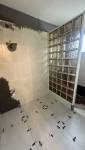 Rénovation d’une maison près de Couëron : rafraîchir les murs et moderniser la salle de bain entre deux locations en travaux