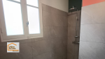 Salle de bain rénovée à Seyches avec douche moderne, carrelage grand format et espace optimisé pour un usage plus confortable au quotidien.