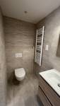 Coin WC dans la salle de bain
