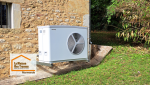 🏡 Une pompe à chaleur bien intégrée en façade, pour une rénovation énergétique efficace et esthétique près de Fumel.