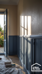 Rafraîchissement de peinture blanc et bleu marine dans une chambre de résidence secondaire à Sarzeau, Morbihan