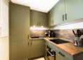 Rénovation de cuisine avec mobilier vert olive et plan de travail en bois massif - Tain l'Hermitage 26600