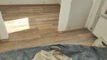Vue du passage entre les deux pièces montrant la continuité parfaite du parquet 
